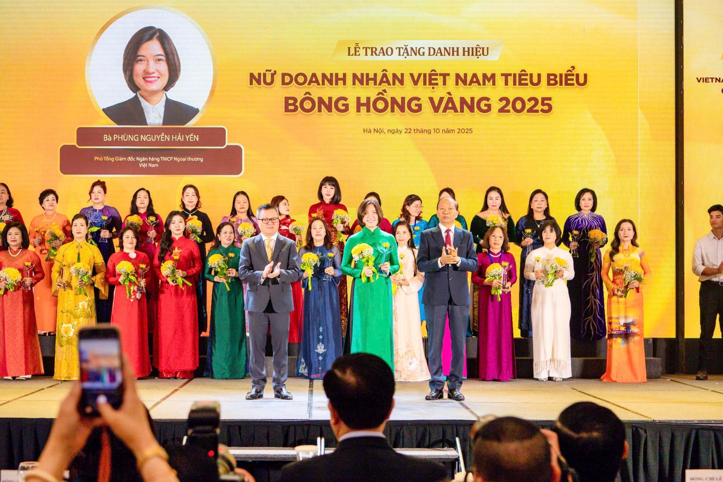 Đồng chí Phùng Nguyễn Hải Yến - Phó Tổng Giám đốc Vietcombank vinh dự được trao tặng danh hiệu “Nữ Doanh nhân Việt Nam tiêu biểu - Bông hồng Vàng 2025”