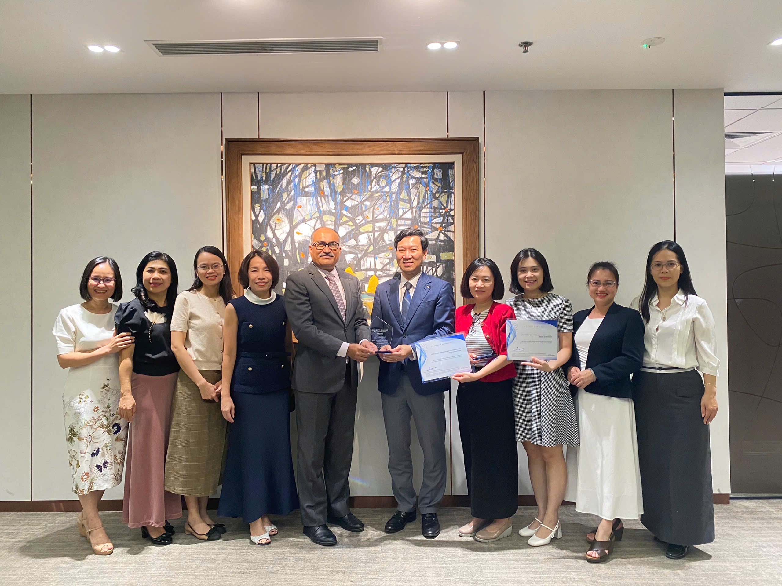 Đại diện Vietcombank, ông Vũ Quang Đông - Phó Giám đốc Khối phụ trách điều hành Khối vốn & Thị trường (đứng thứ 5 từ phải sang) nhận giải thưởng từ đại diện Ngân hàng J.P. Morgan Chase, ông Madhav Kalyan - Giám đốc Điều hành phụ trách Khối Dịch vụ thanh toán Khu vực Châu Á - Thái Bình Dương