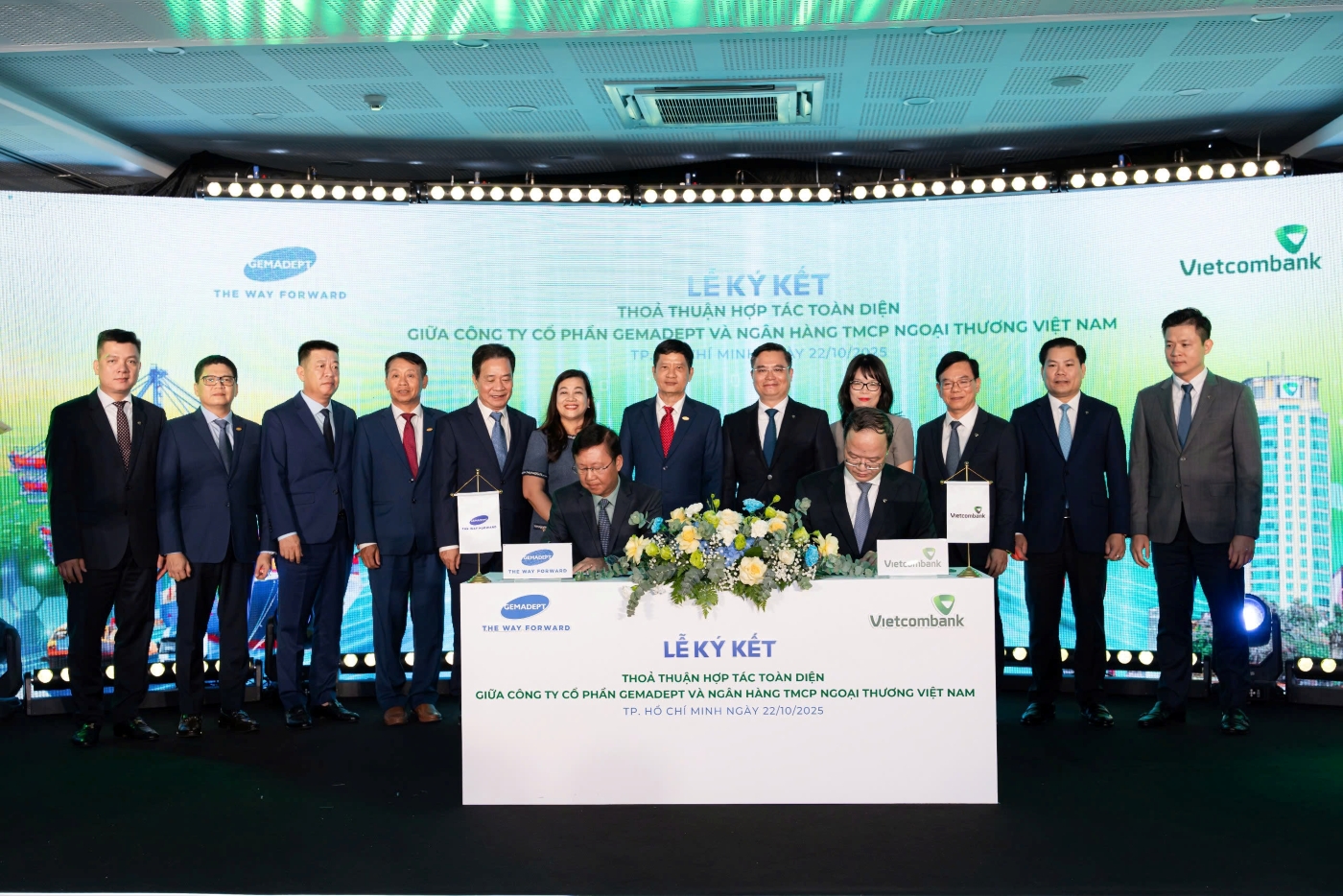 Ông Lê Quang Vinh - Thành viên HĐQT, Tổng giám đốc Vietcombank (bên phải) và ông Nguyễn Thanh Bình - Tổng Giám đốc Công ty Cổ phần Gemadept (bên trái) đại diện hai đơn vị hoàn thành nghi thức ký kết hợp tác toàn diện trước sự chứng kiến của các đại biểu