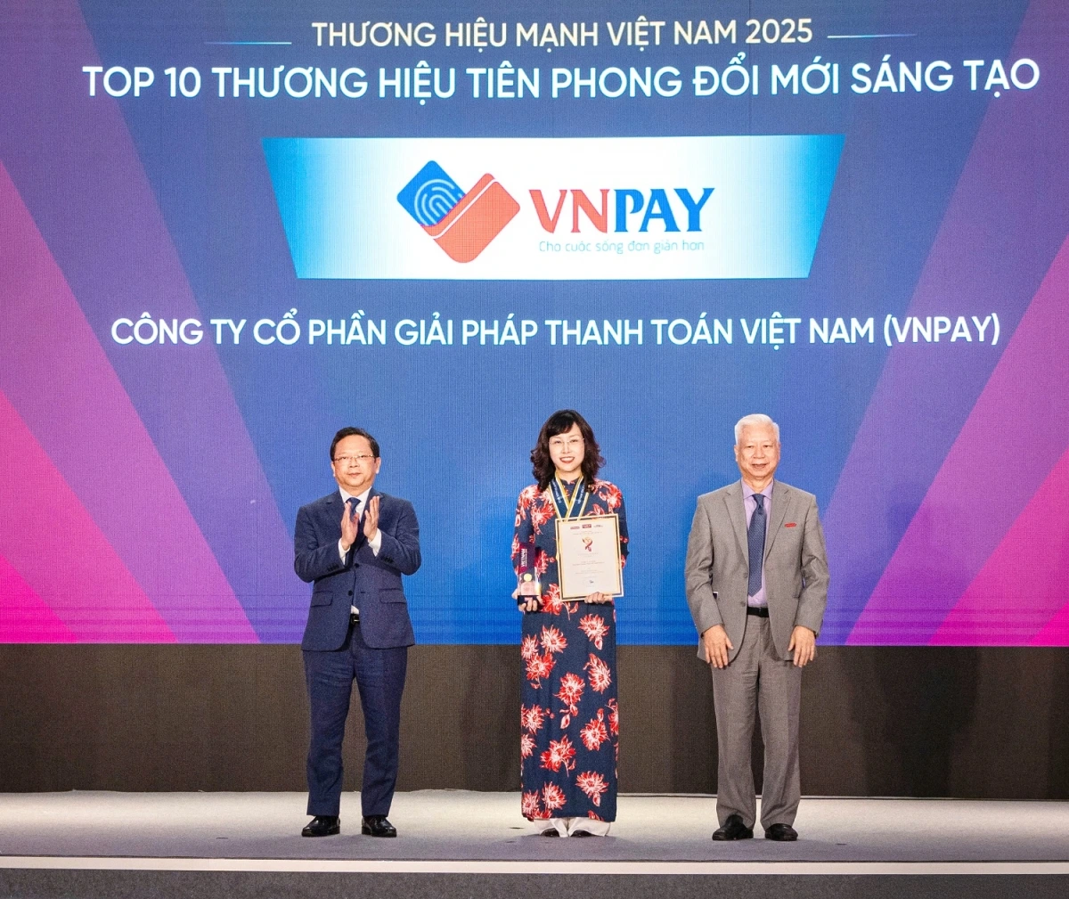 Bà Nguyễn Ánh Tuyết - Phó Tổng giám đốc VNPAY - nhận giải thương hiệu tiên phong đổi mới sáng tạo 2025