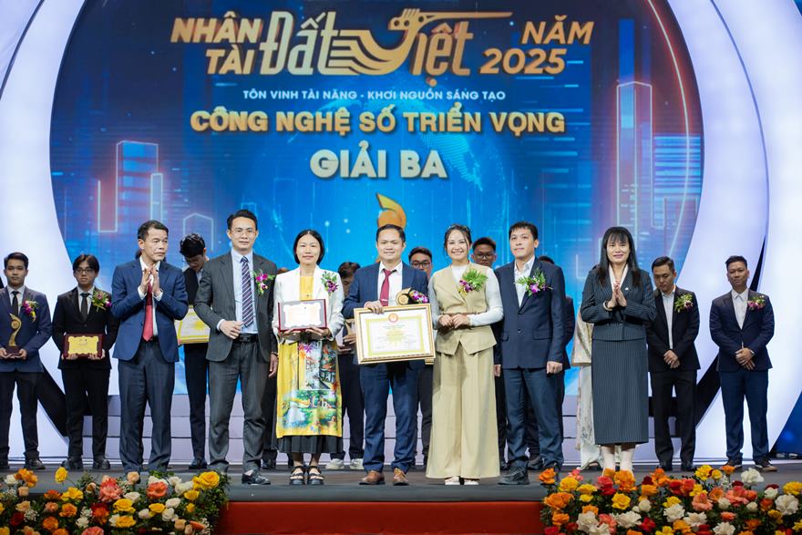 Đại diện lãnh đạo Agribank, bà Phùng Thị Bình - Phó Tổng Giám đốc Agribank trao Giải thưởng lĩnh vực Công nghệ số