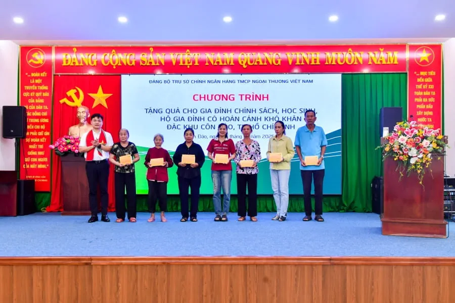 Đồng chí Nguyễn Danh Phương - Phó Bí thư thường trực Đảng ủy Vietcombank (ngoài cùng bên trái) trao quà cho các hộ gia đình có hoàn cảnh khó khăn