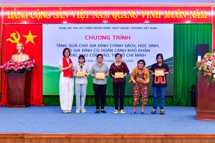 Đồng chí Phùng Nguyễn Hải Yến - Phó Bí thư Đảng ủy Trụ sở chính, Phó Tổng giám đốc Vietcombank (ngoài cùng bên trái) trao quà cho các các gia đình chính sách