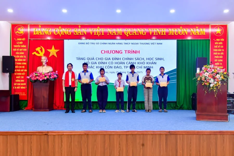 Đồng chí Nguyễn Mạnh Hùng - Bí thư Đảng ủy Trụ sở chính, Thành viên HĐQT, Trưởng đoàn công tác (ngoài cùng bên trái) trao quà cho các em học sinh có hoàn cảnh khó khăn