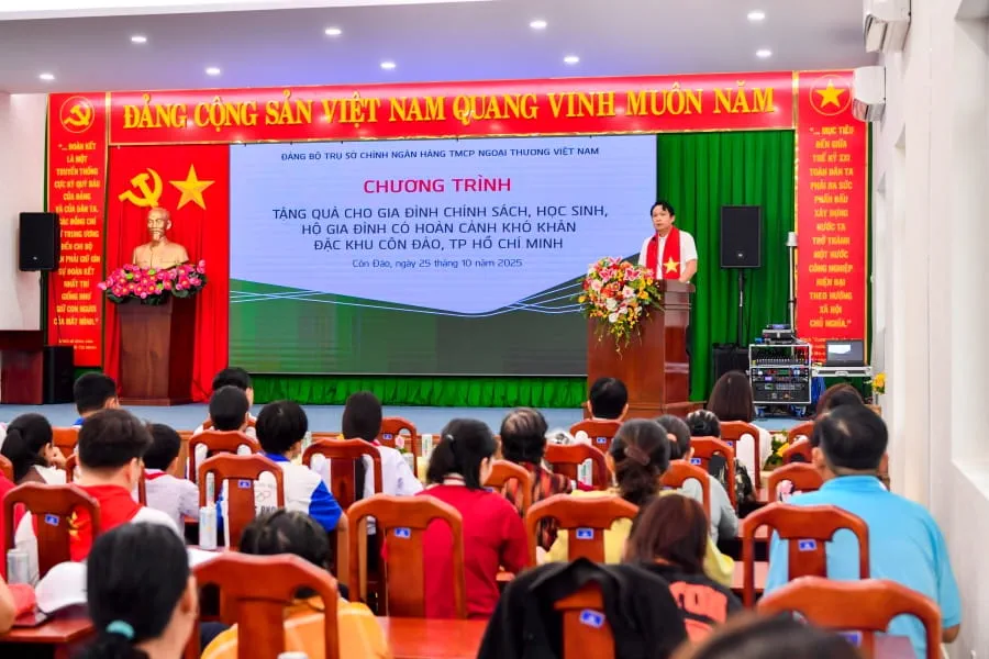 Đồng chí Nguyễn Mạnh Hùng - Bí thư Đảng ủy Trụ sở chính, Thành viên HĐQT, Trưởng đoàn công tác phát biểu tại chương trình tặng quà cho gia đình chính sách, học sinh, hộ gia đình có hoàn cảnh khó khăn tại Đặc khu Côn Đảo, Tp. Hồ Chí Minh