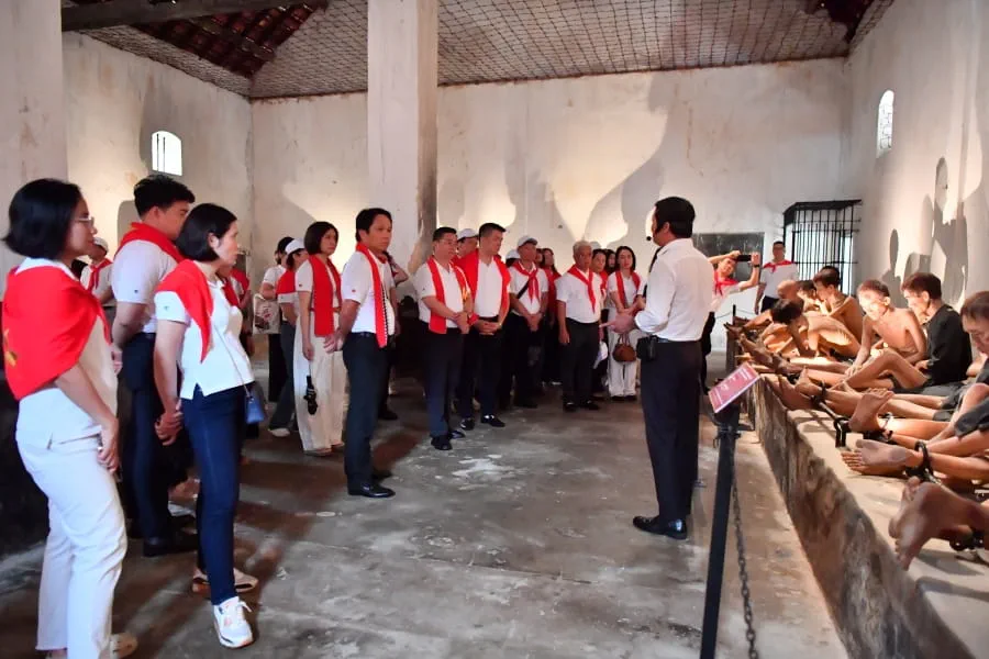 Đoàn đại biểu Đảng bộ TSC Vietcombank tham quan các trại giam: Phú Hải, Phú Sơn, Phú Bình, lắng nghe những câu chuyện hào hùng về lịch sử đấu tranh kiên cường, bất khuất của thế hệ cha anh để giành độc lập, tự do cho dân tộc