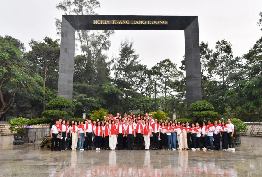 Đoàn đại biểu Đảng bộ Trụ sở chính Vietcombank tại Nghĩa trang Hàng Dương