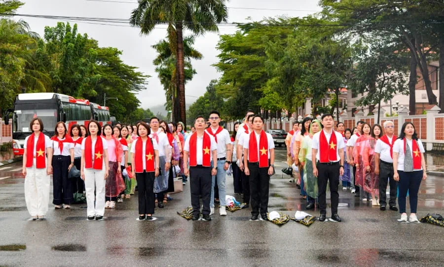 Đoàn đại biểu Đảng bộ Trụ sở chính Vietcombank thực hiện nghi thức chào cờ và hát quốc ca tại vòng xoay Tôn Đức Thắng trên Đặc khu Côn Đảo