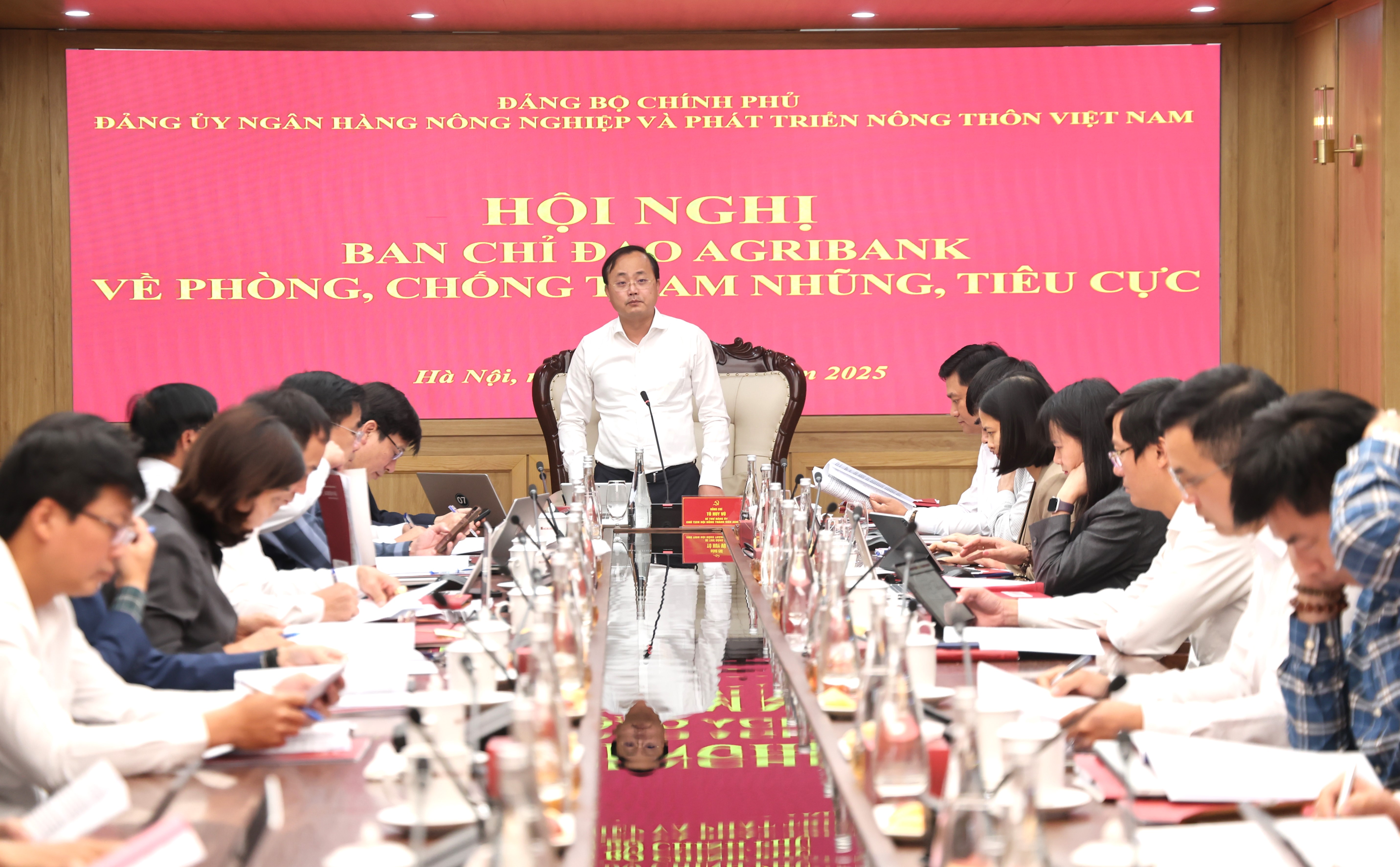 Đồng chí Tô Huy Vũ - Bí thư Đảng ủy, Chủ tịch Hội đồng thành viên, Trưởng Ban Chỉ đạo về PCTNTC phát biểu tại Hội nghị