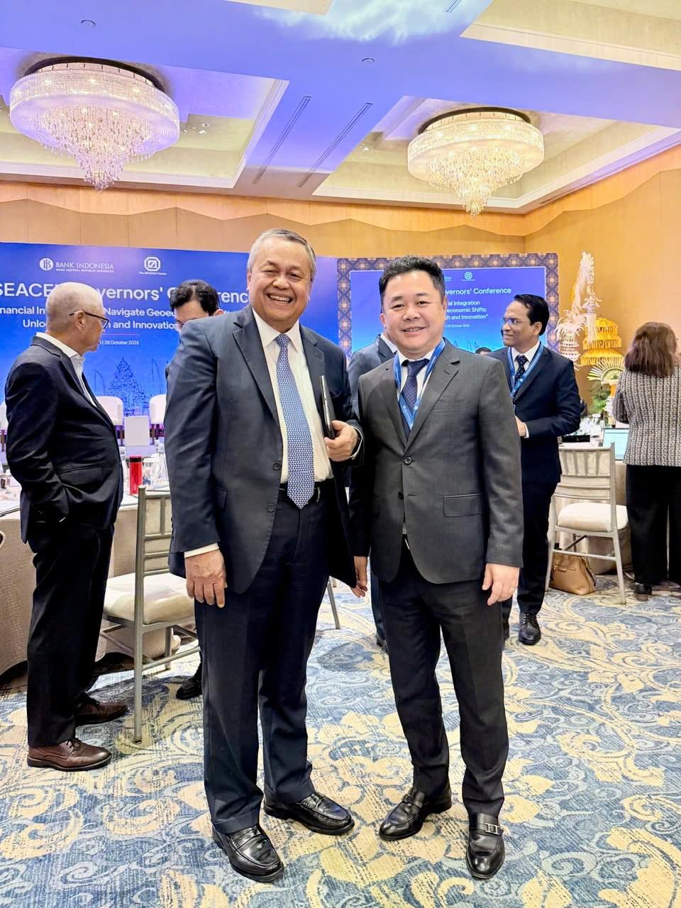 Thống đốc NHTW Indonesia Perry Warjiyo và Phó Thống đốc Nguyễn Ngọc Cảnh trao đổi song phương bên lề Hội nghị