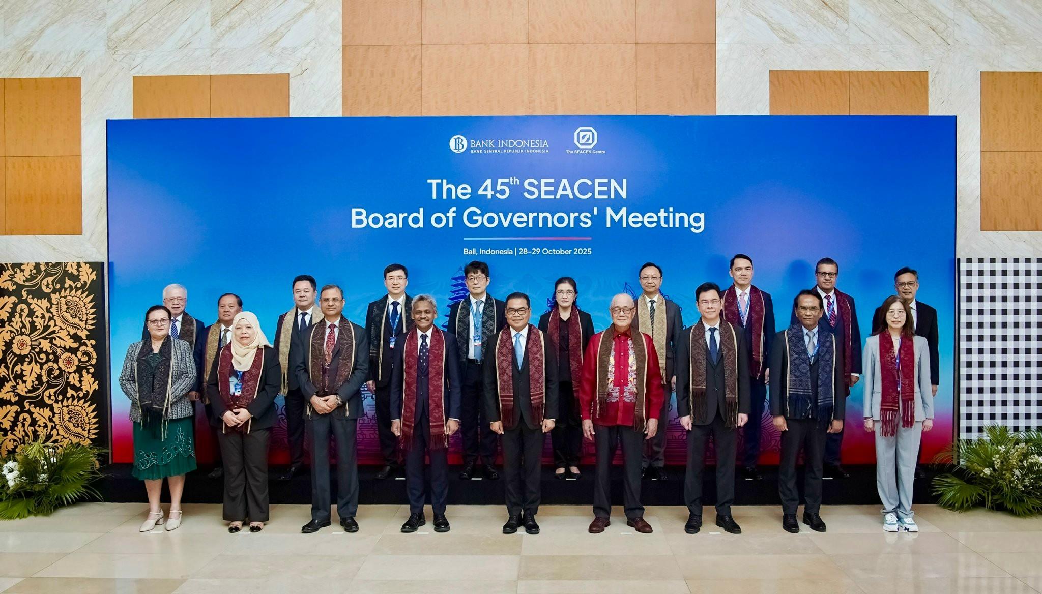 Các trưởng đoàn chụp ảnh lưu niệm tại Hội nghị Hội đồng Thống đốc SEACEN lần thứ 45