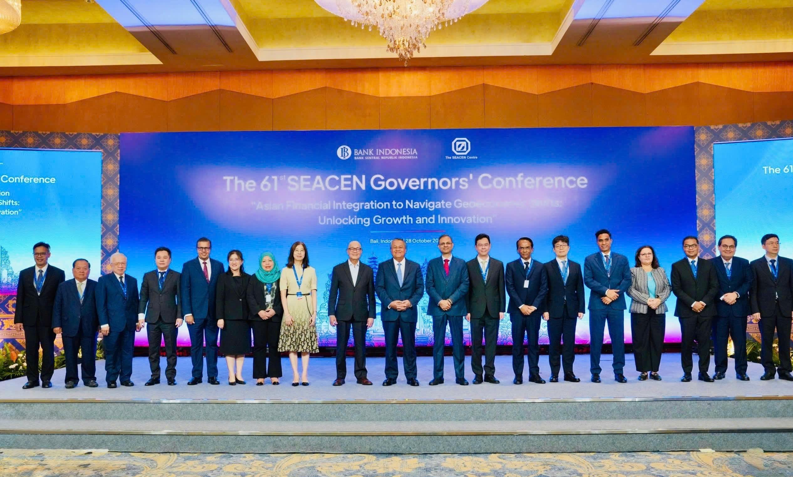 Các đại biểu chụp ảnh lưu niệm tại Hội thảo cấp cao lần thứ 61 của SEACEN