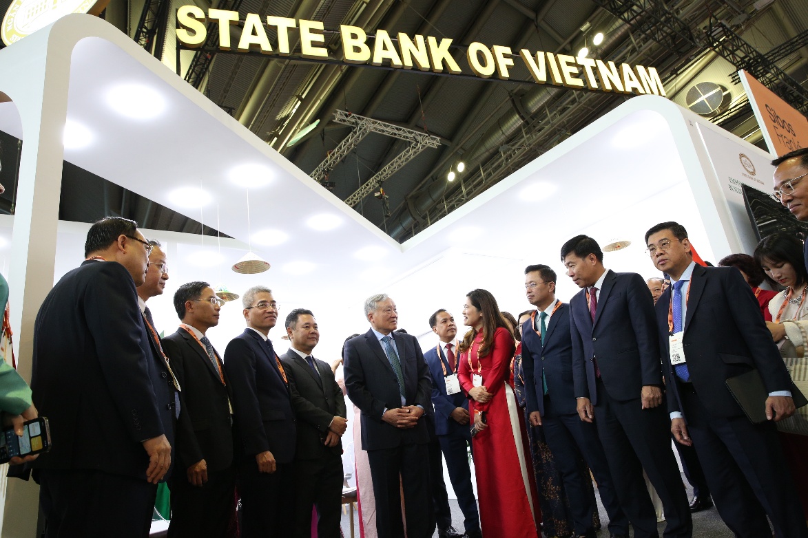Phó Thủ tướng Thường trực Chính phủ Nguyễn Hòa Bình thăm quan gian hàng triển lãm của Việt Nam tại SIBOS 2025