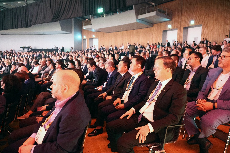 Các lãnh đạo ngành ngân hàng Việt Nam tham dự Lễ khai mạc SIBOS 2025
