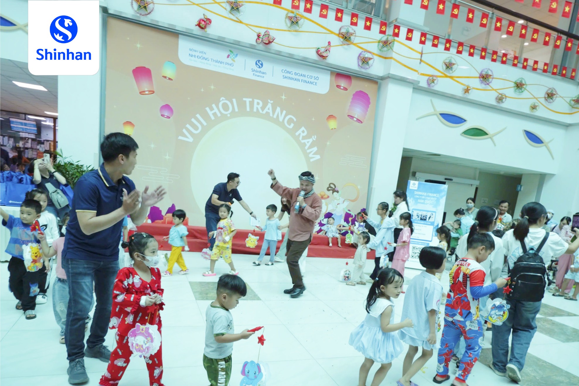 Shinhan Finance mang “Vui hội trăng rằm” đến với các em nhỏ tại Bệnh viện Nhi Đồng Thành phố
