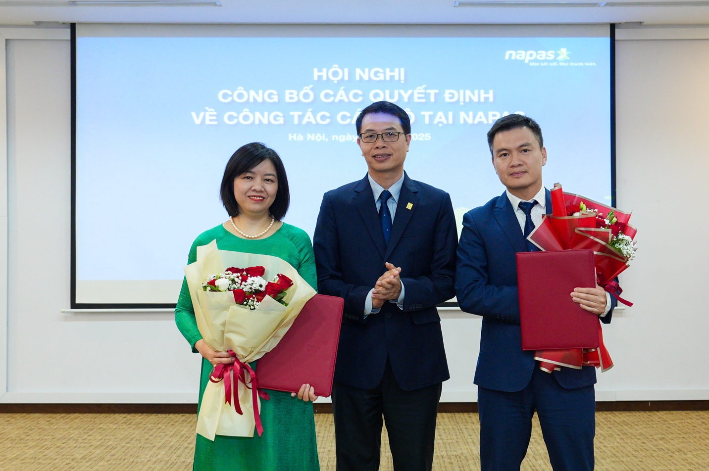 Đồng chí Nguyễn Quang Hưng, Chủ tịch HĐQT đã trao quyết định bổ nhiệm Phó Tổng giám đốc NAPAS cho đồng chí Dương Thị Thanh Bình và đồng chí Nguyễn Thanh Tùng.