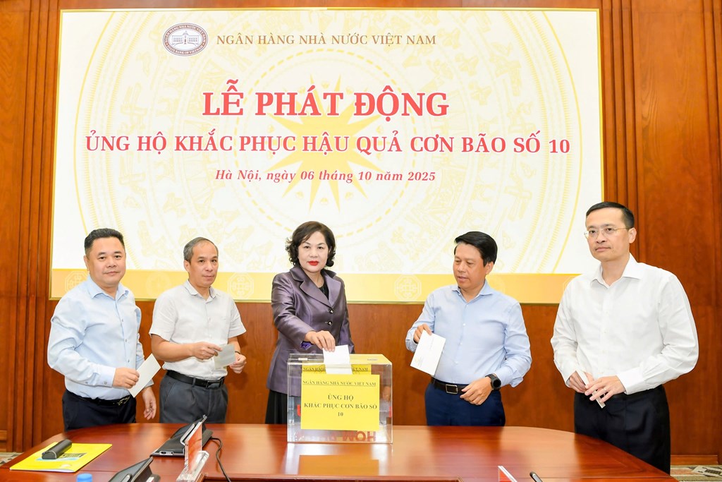 Thống đốc Nguyễn Thị Hồng cùng các Phó Thống đốc ủng hộ đồng bào khắc phục thiệt hại do cơn bão số 10 gây ra