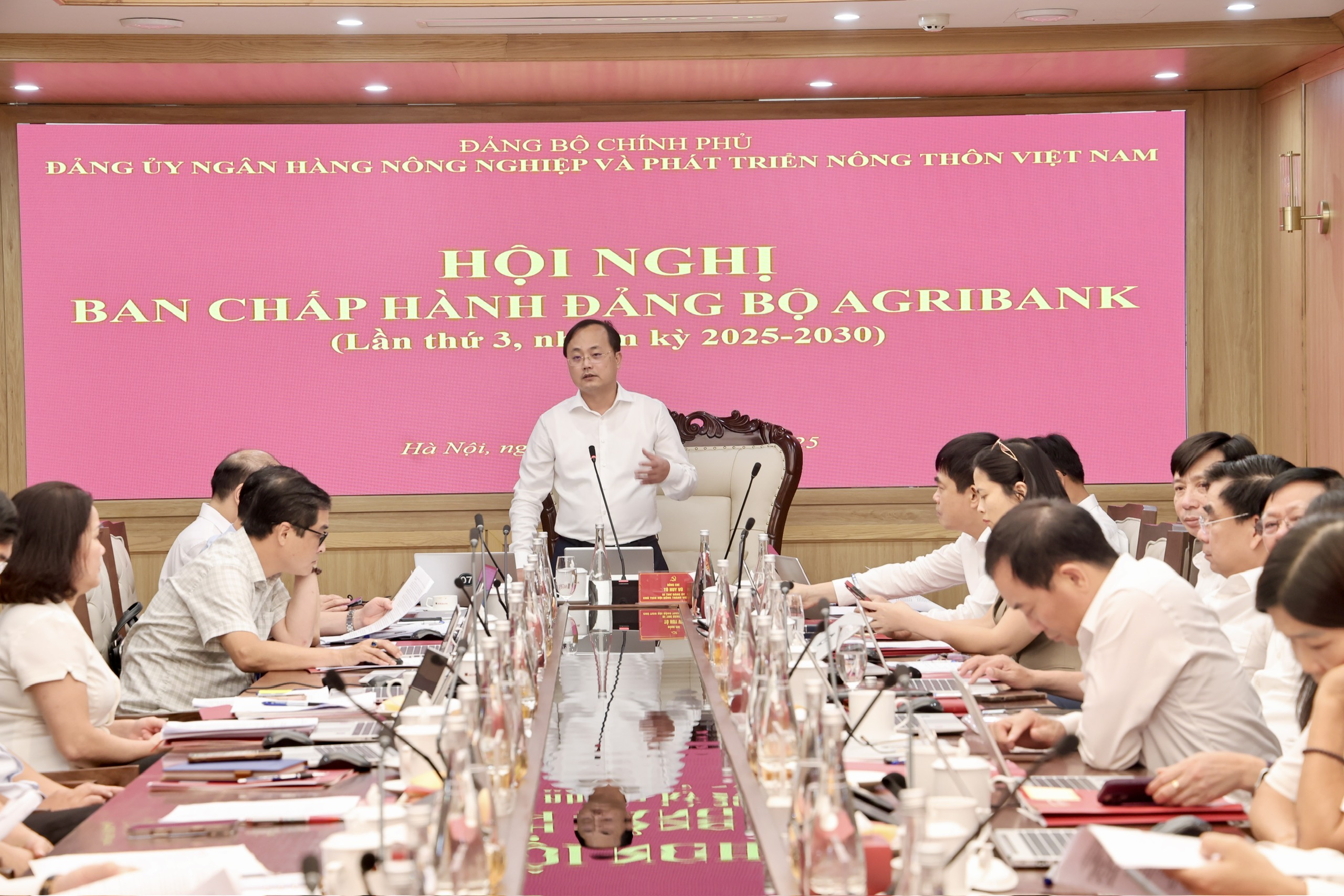 Đồng chí Tô Huy Vũ, Bí thư Đảng ủy, Chủ tịch Hội đồng thành viên chủ trì Hội nghị