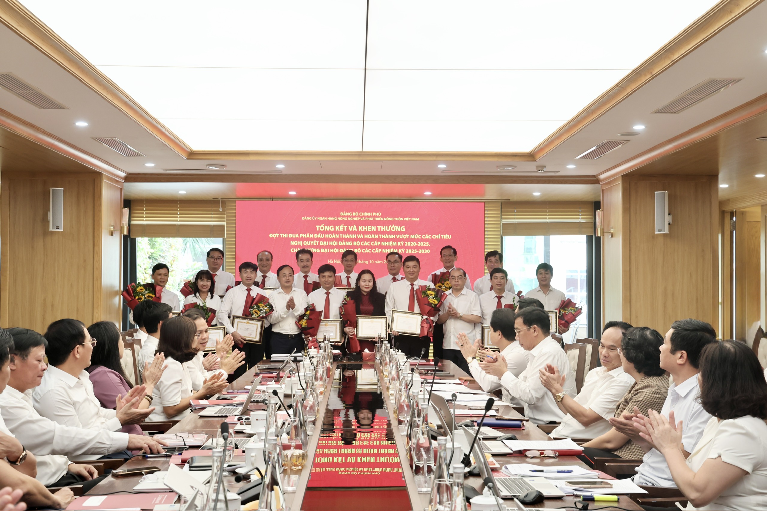 Đảng ủy Agribank khen thưởng và công nhận 16 công trình, sản phẩm tiêu biểu chào mừng Đại hội đại biểu Đảng bộ Agribank lần thứ XI, Đại hội đại biểu Đảng bộ Chính phủ lần thứ I, nhiệm kỳ 2025-2030