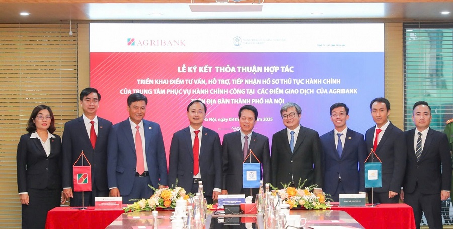 Phó Thống đốc Phạm Tiến Dũng, Phó Chủ tịch UBND TP. Hà Nội Trương Việt Dũng và các đại biểu tại Lễ ký kết Thoả thuận hợp tác