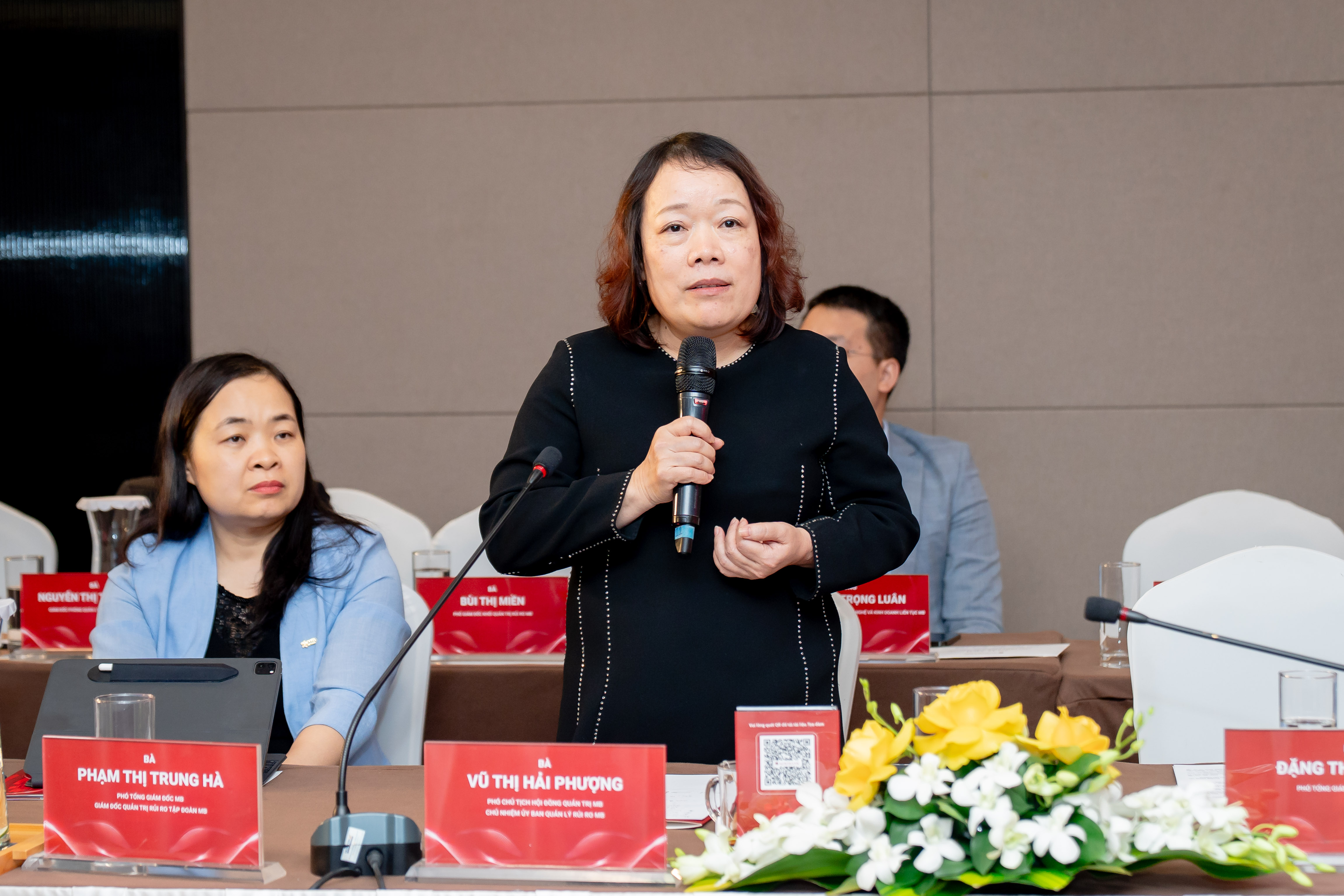 Bà Vũ Thị Hải Phượng - Phó Chủ tịch Hội đồng quản trị, Chủ nhiệm Ủy ban Quản lý rủi ro MB phát biểu tại phiên thảo luận