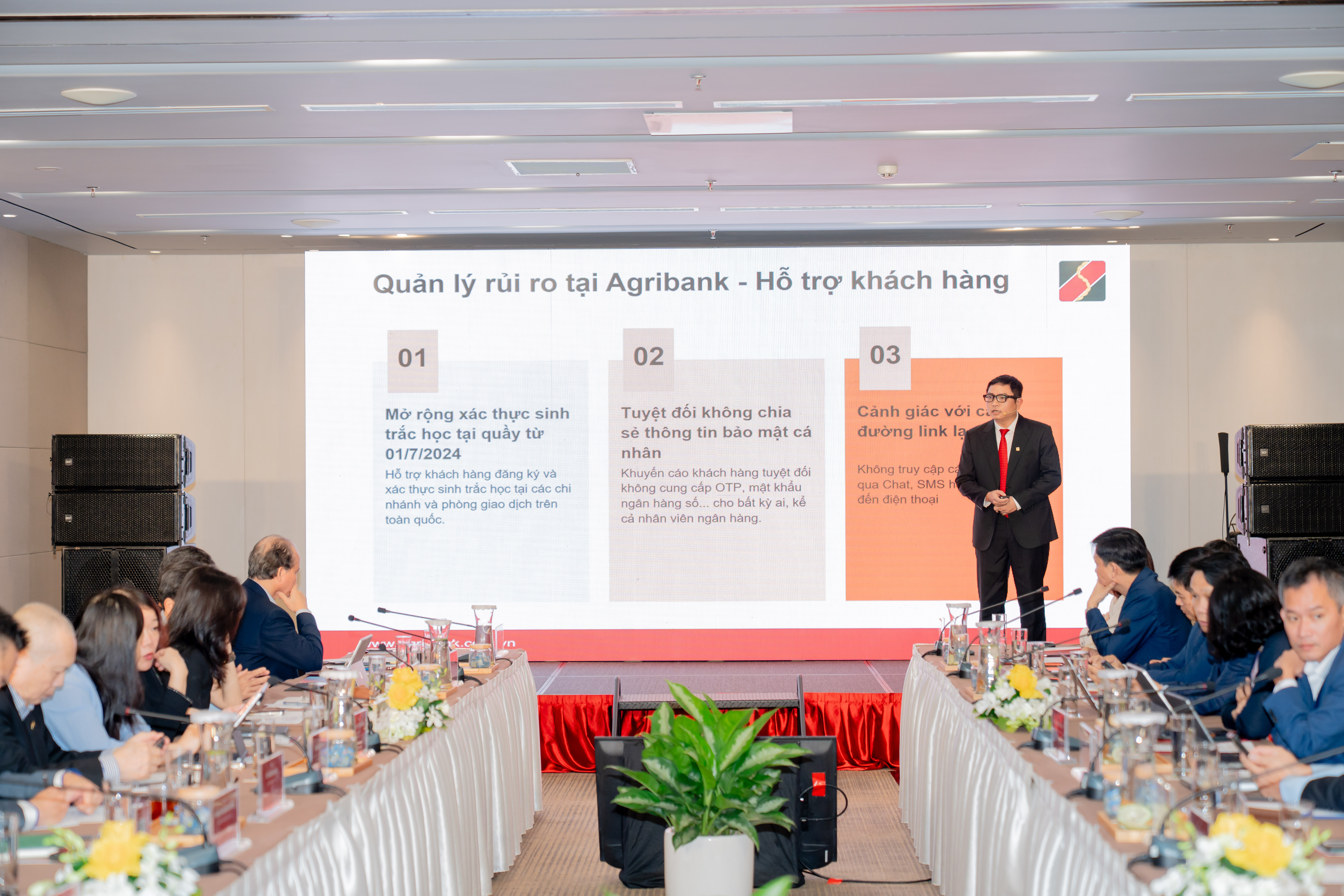 Ông Hoàng Anh Việt - Phó Giám đốc Trung tâm Quản lý rủi ro phi tín dụng Agribank trình bày tham luận chủ đề “Kiểm soát rủi ro trong hoạt động mở và sử dụng tài khoản thanh toán”