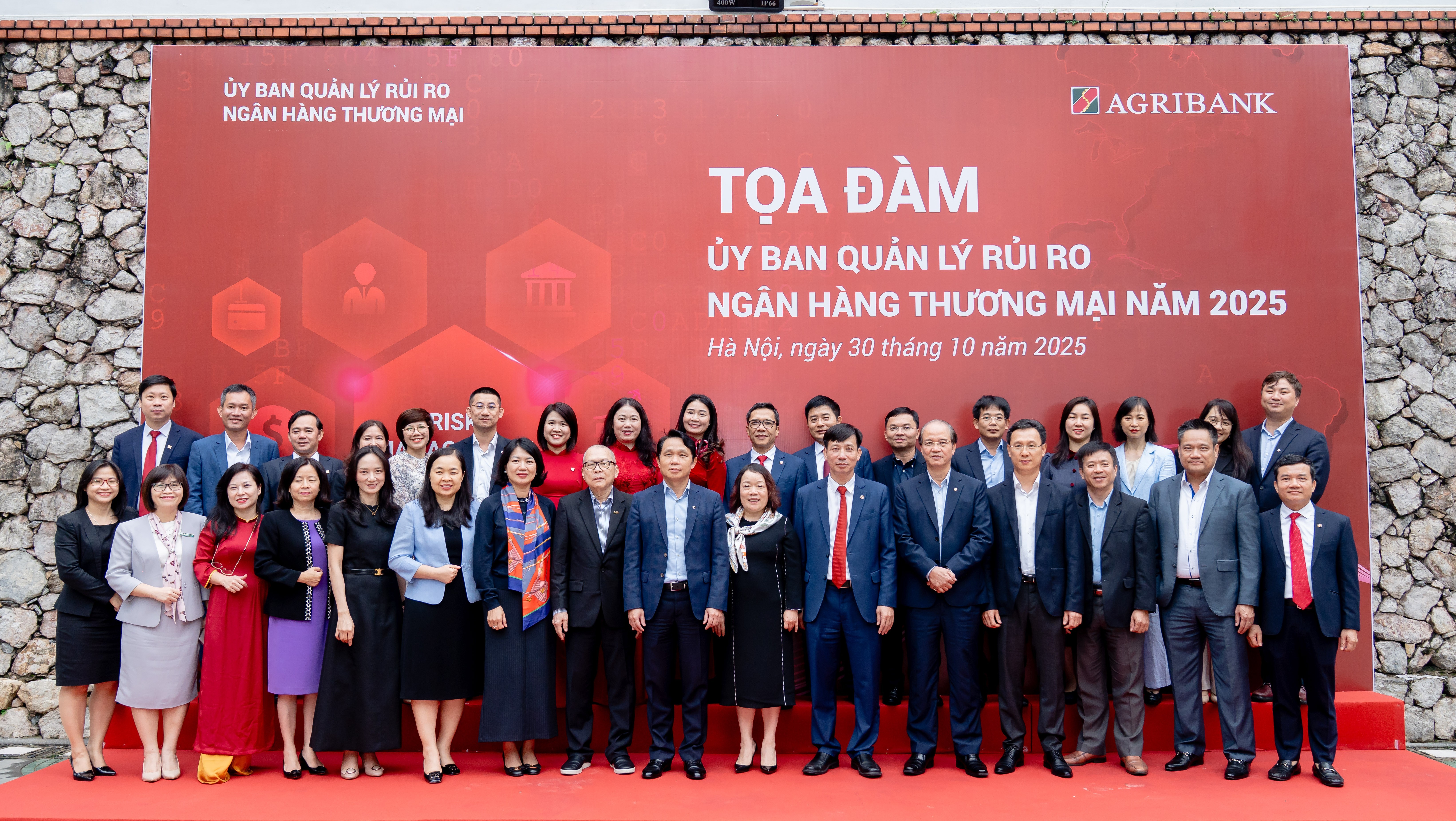 Đại diện Ngân hàng Nhà nước, Hiệp hội Ngân hàng Việt Nam và 11 NHTM tham dự Tọa đàm Ủy ban Quản lý rủi ro NHTM năm 2025