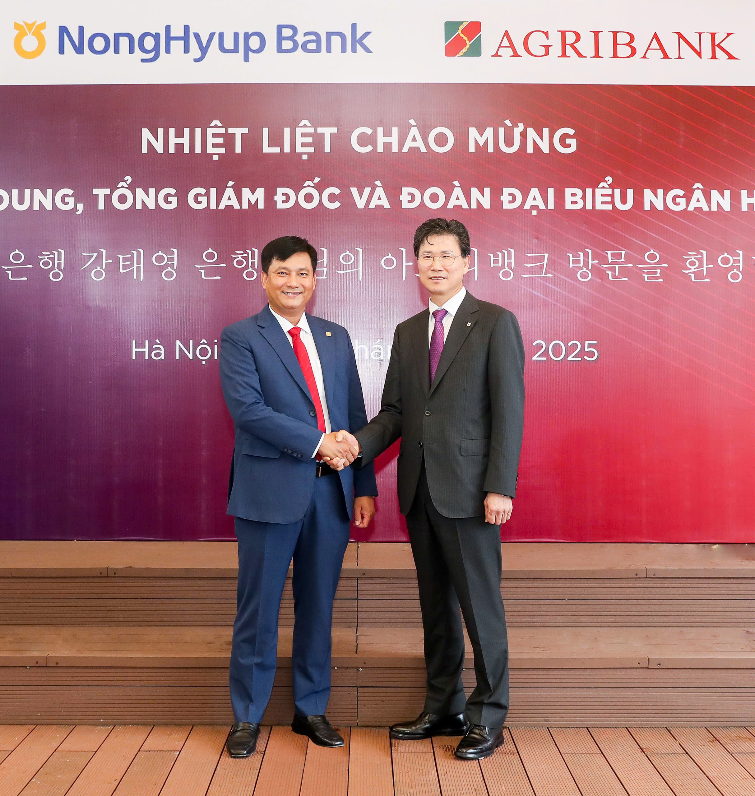 Ông Kang Tae Young - Chủ tịch kiêm Tổng Giám đốc NongHyup Bank và ông Phạm Toàn Vượng - Thành viên Hội đồng Thành viên, Tổng Giám đốc Agribank chụp ảnh lưu niệm