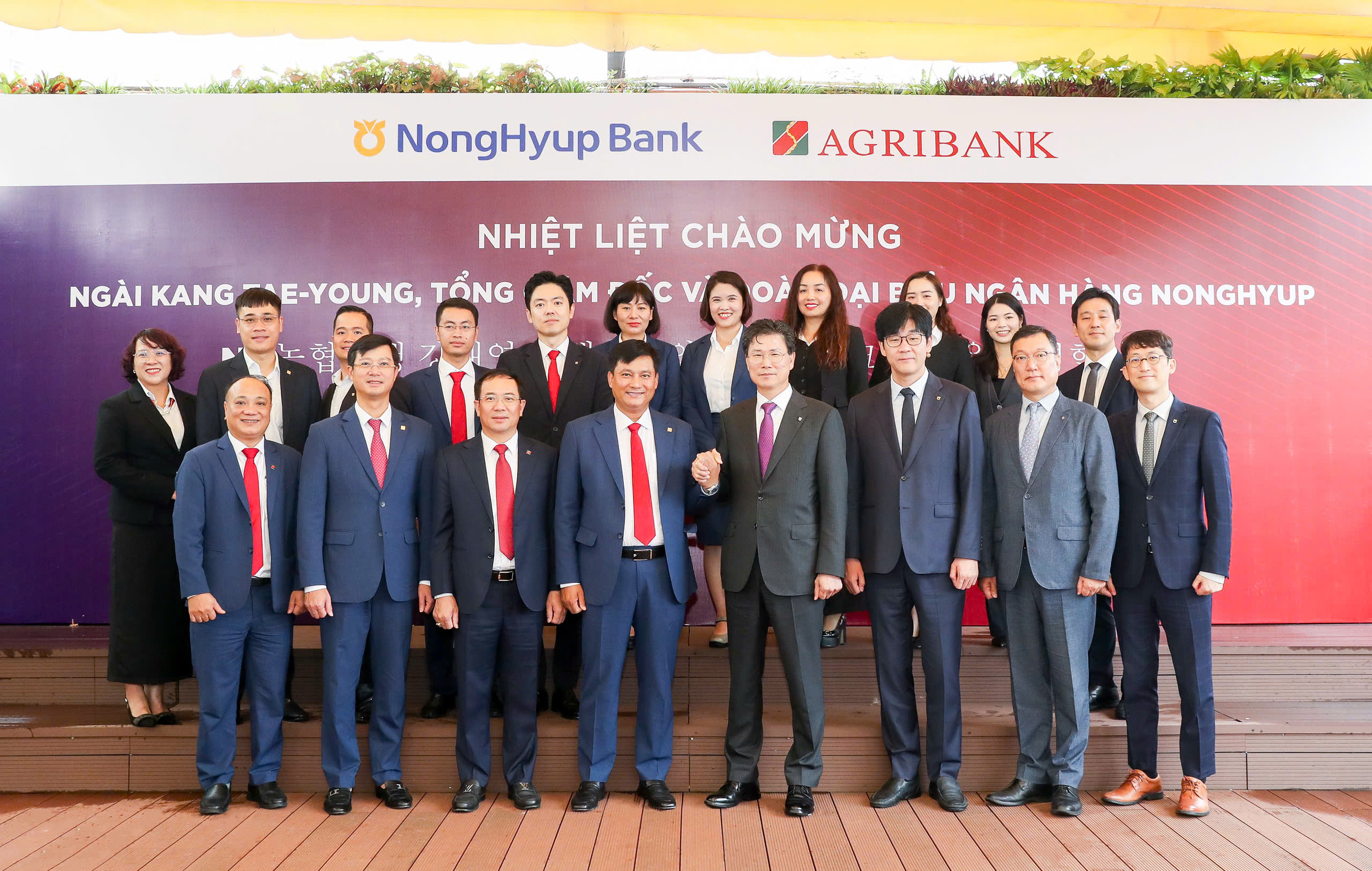 Đại diện NongHyup Bank và Agribank chụp ảnh lưu niệm