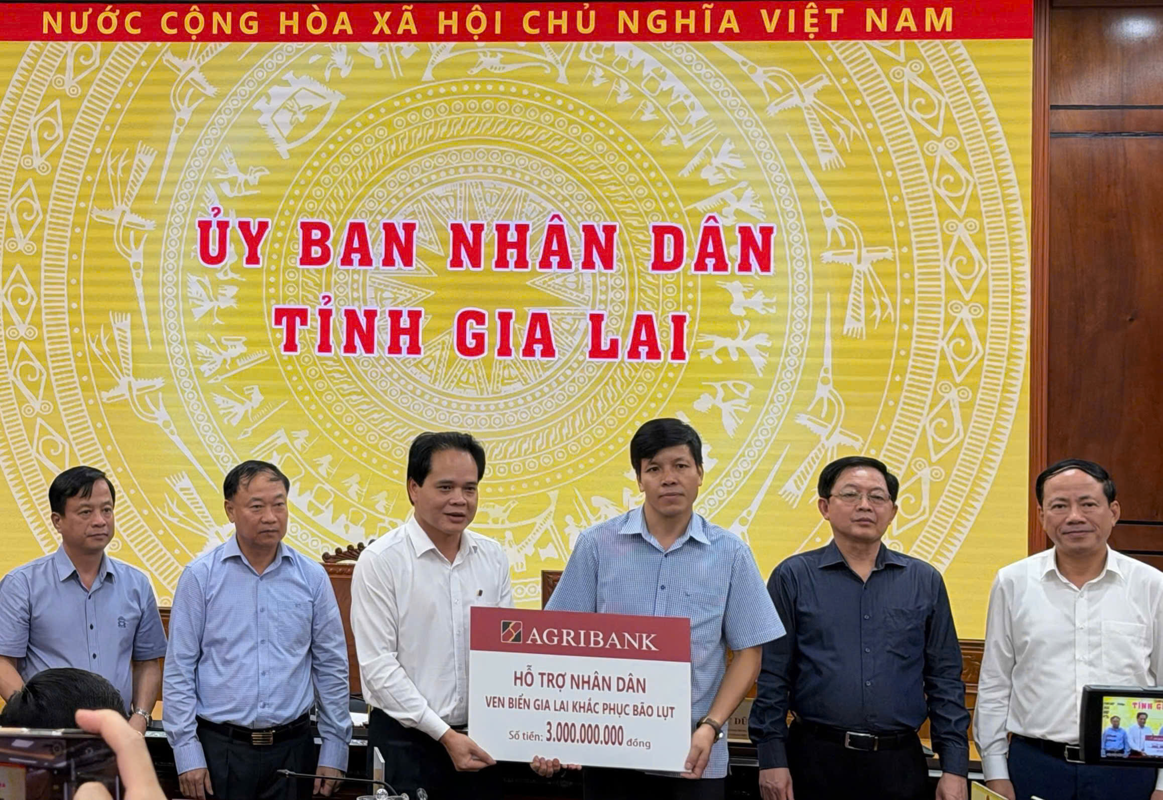 Ông Vương Hồng Lĩnh - Phó Tổng Giám đốc Agribank trao hỗ trợ nhân dân ven biển tỉnh Gia Lai