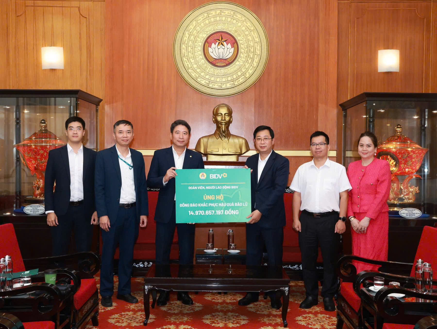 Ông Trần Phương - Phó Tổng Giám đốc, Chủ tịch Công đoàn BIDV thay mặt đoàn viên công đoàn hệ thống trao quà tới Ban Cứu trợ Trung ương
