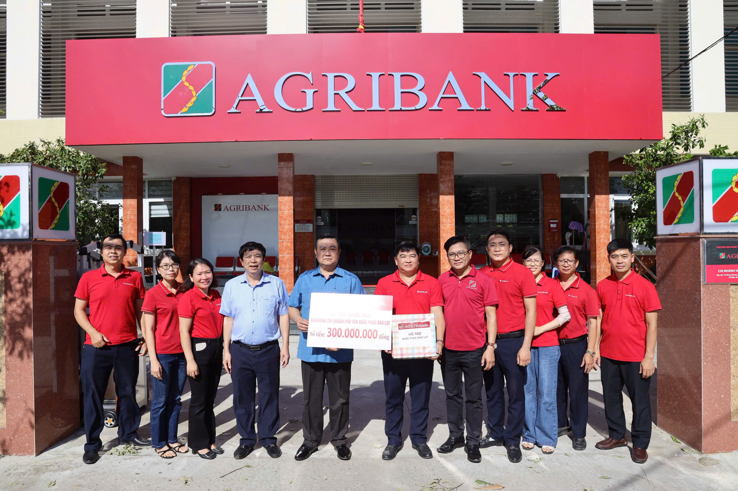 Công đoàn Agribank thăm, động viên đoàn viên, người lao động bị ảnh hưởng bởi bão số 13 Kalmaegi