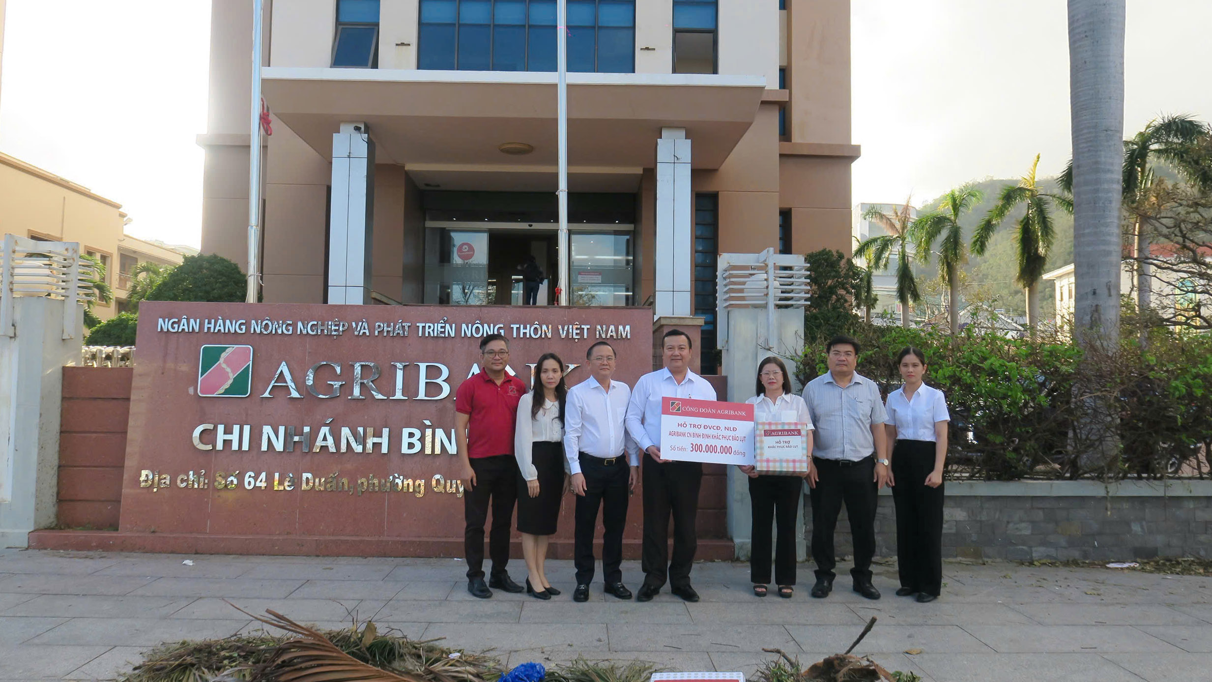 Công đoàn Agribank thăm, động viên đoàn viên, người lao động bị ảnh hưởng bởi bão số 13 Kalmaegi