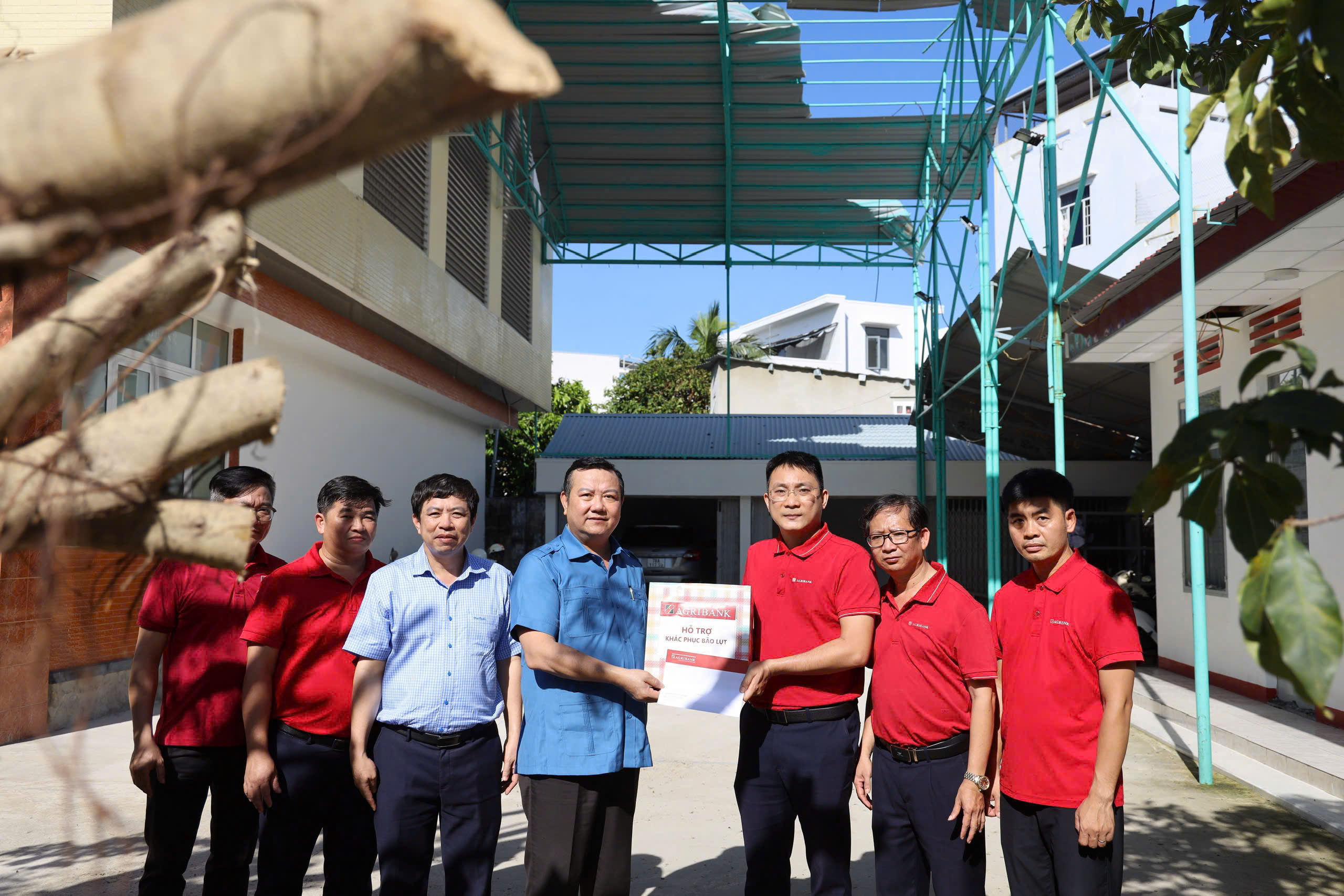 Công đoàn Agribank thăm, động viên đoàn viên, người lao động bị ảnh hưởng bởi bão số 13 Kalmaegi