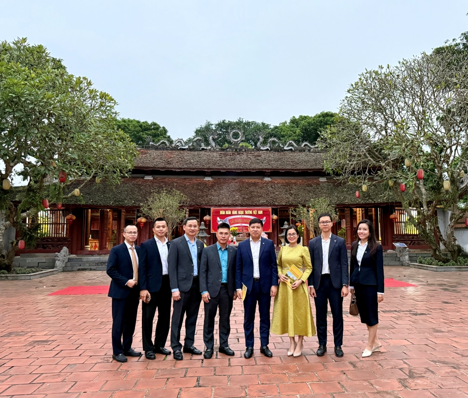Đoàn đại biểu Công đoàn Vietcombank chụp ảnh lưu niệm tại Văn Miếu Mao Điền