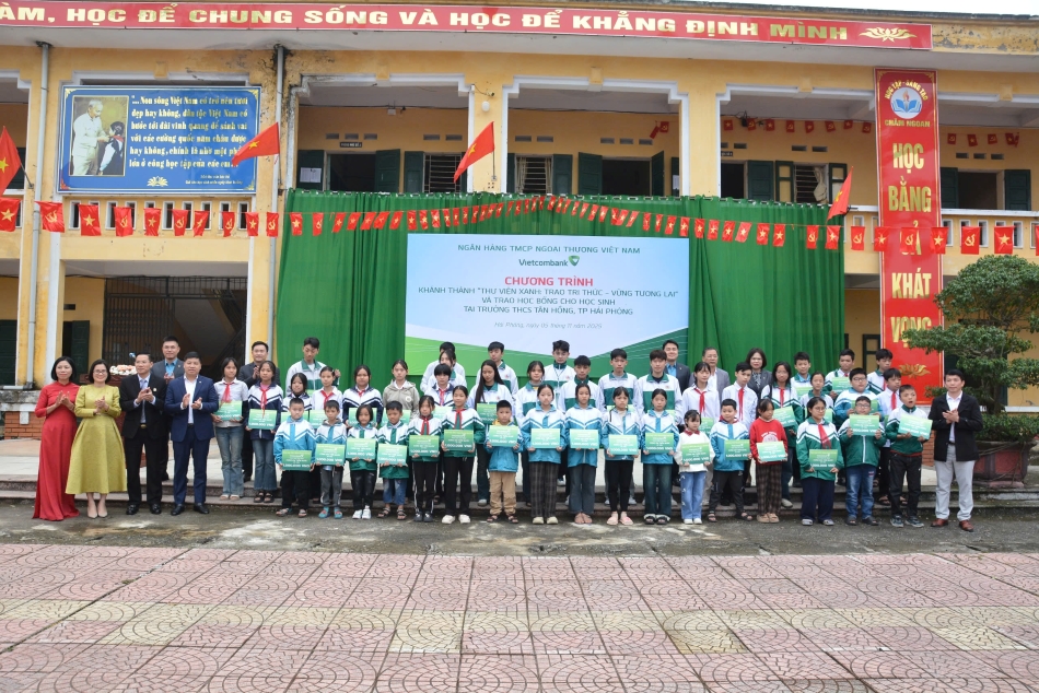 Đại diện BLĐ Vietcombank trao tặng 80 suất học bổng "Cùng em tiến bước" cho các em học sinh tại các trường trên địa bàn xã Đường An và Kẻ Sặt
