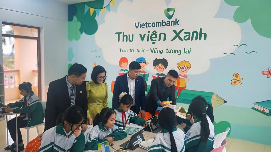 Đại biểu và các em học sinh trải nghiệm Thư viện Xanh