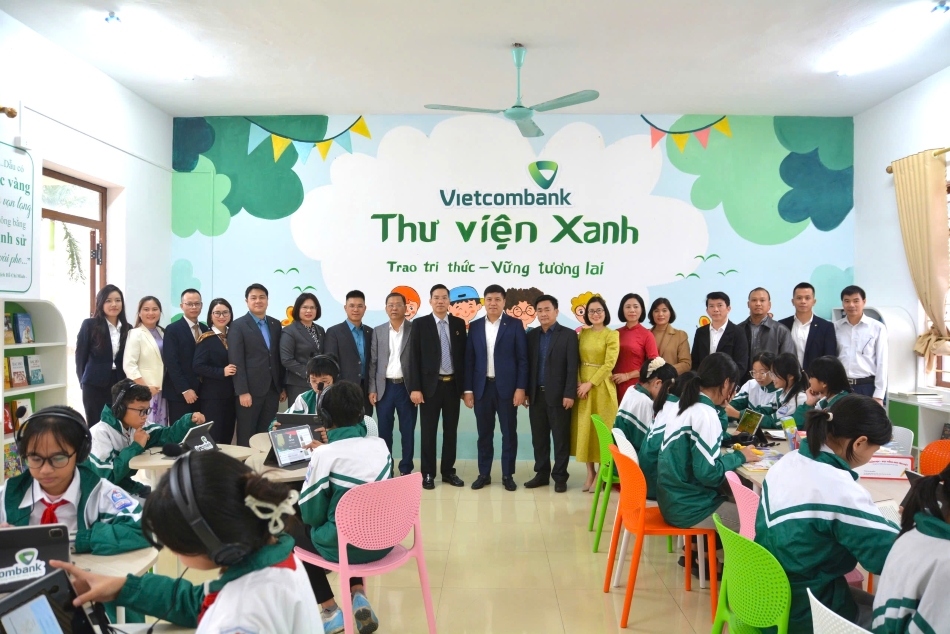 Các đại biểu chụp ảnh cùng các em học sinh Trường THCS Tân Hồng tại Thư viện Xanh