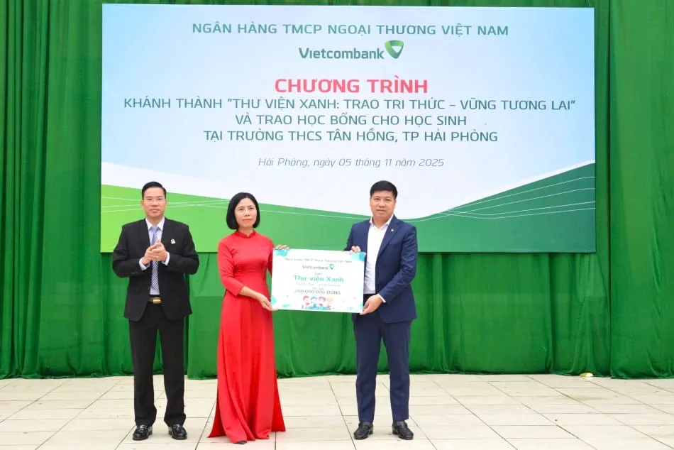 Đ/c Hồng Quang - Thành viên HĐQT, Chủ tịch Công đoàn Vietcombank (ngoài cùng bên phải) trao biển tượng trưng Thư viện Xanh cho Trường THCS Tân Hồng