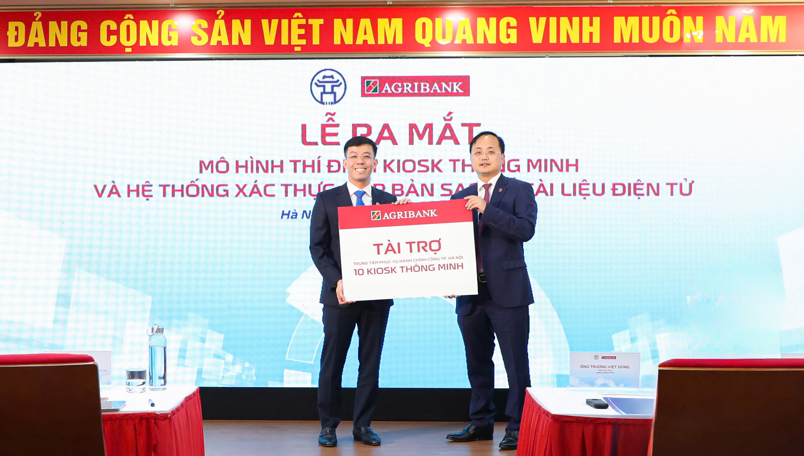 Trao tặng tài trợ giữa Agribank và Trung tâm Phục vụ Hành chính công thành phố Hà Nội