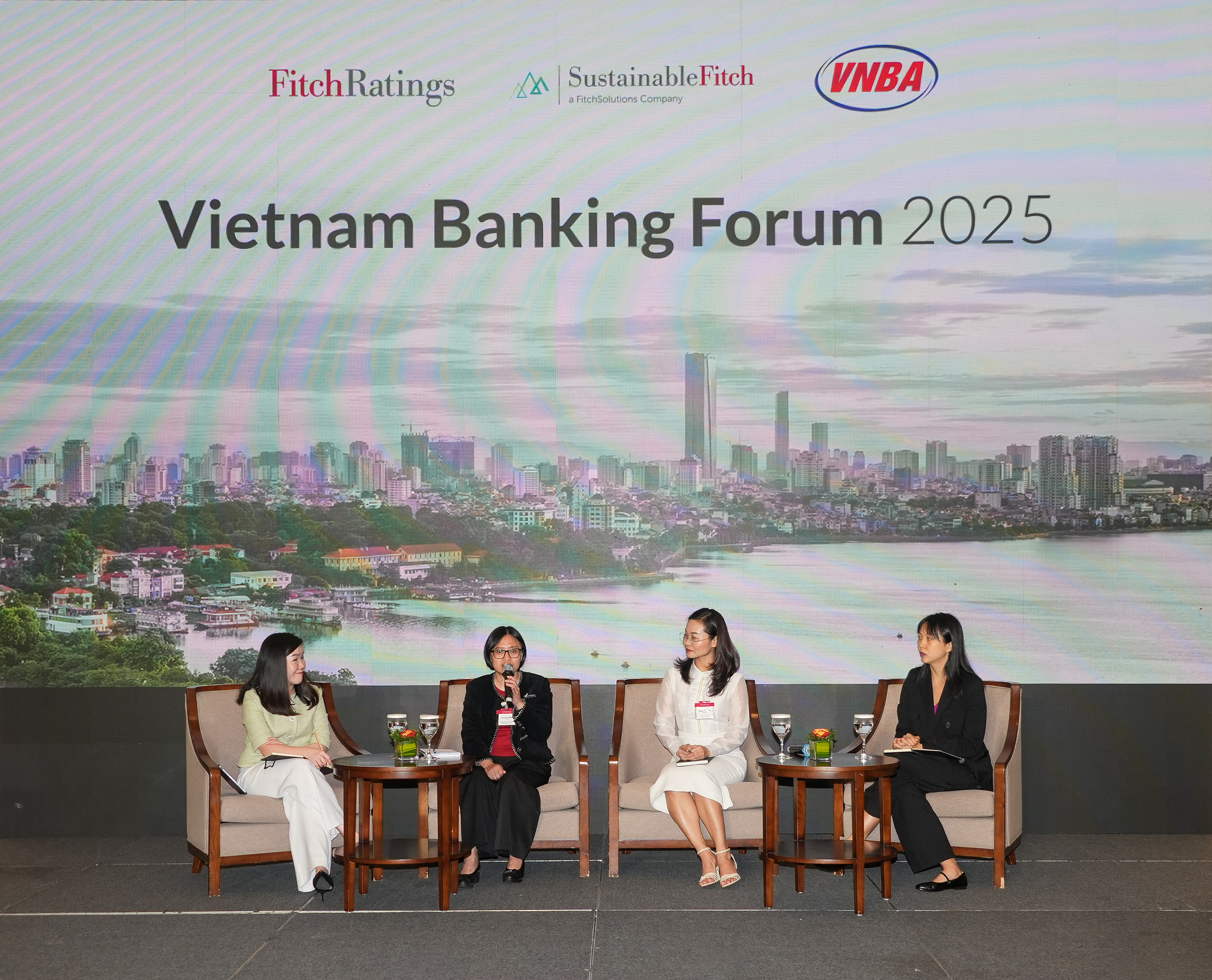 Các chuyên gia quốc tế và đại diện tổ chức tài chính tại phiên thảo luận ESG: Thúc đẩy tăng trưởng bền vững tại Việt Nam