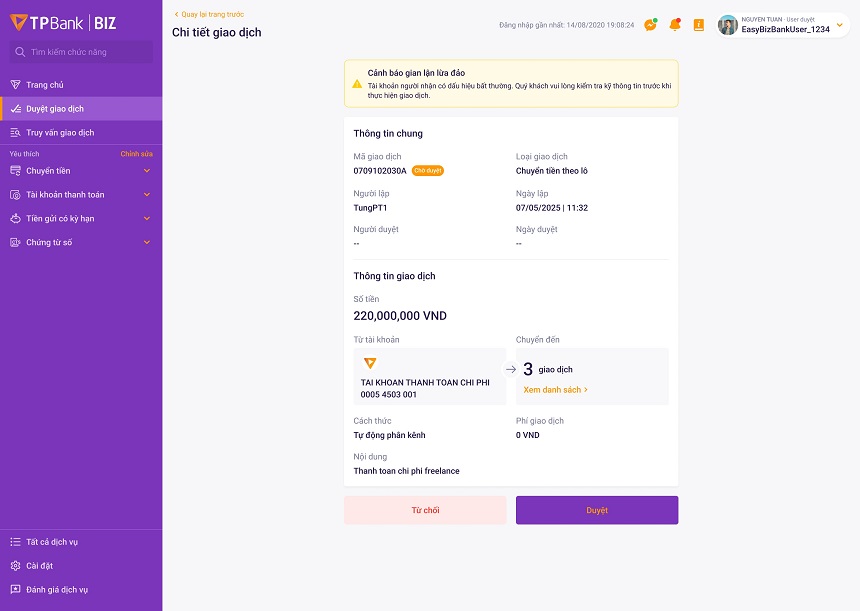 Giải pháp được triển khai đồng bộ trên tất cả các kênh giao dịch, từ ứng dụng TPBank App, TPBank Biz đến ATM/LiveBank và tại quầy, giúp bảo vệ khách hàng toàn diện trước nguy cơ mất tiền qua tài khoản. Chủ động phòng vệ, cắt đứt chuỗi giao dịch gian lận Trong bối cảnh Việt Nam ghi nhận hàng nghìn vụ lừa đảo chuyển tiền trực tuyến mỗi năm, các ngân hàng đang chịu sức ép lớn trong việc bảo vệ người dùng. Việc TPBank tiên phong triển khai hệ thống cảnh báo rủi ro lừa đảo cho thấy nỗ lực xây dựng “lá chắn số” chủ động, ngăn chặn gian lận ngay từ khâu khởi tạo giao dịch. Tính năng mới của TPBank hoạt động dựa trên kết nối trực tiếp với hệ thống SIMO (System for Intelligent Monitoring and Oversight) - nền tảng giám sát thông minh do Ngân hàng Nhà nước Việt Nam xây dựng, cho phép chia sẻ dữ liệu về các tài khoản nghi ngờ gian lận giữa các ngân hàng, tổ chức tài chính và cơ quan quản lý. Song song đó, TPBank còn kết nối dữ liệu với Bộ Công an (Cục A05), mở rộng nguồn cảnh báo để tăng độ chính xác khi xác minh rủi ro. Khi hệ thống phát hiện tài khoản người nhận có dấu hiệu đáng ngờ, cảnh báo hoặc lệnh chặn giao dịch sẽ tự động kích hoạt tùy theo cấp độ nguy cơ. Cách làm này giúp cắt đứt chuỗi luân chuyển tiền phi pháp, giảm thiểu thiệt hại và nâng cao khả năng tự bảo vệ cho khách hàng. Hệ thống cảnh báo rủi ro của TPBank được thiết kế vận hành hoàn toàn tự động, chỉ kích hoạt khi phát hiện giao dịch bất thường, đảm bảo an toàn tối đa cho khách hàng trong quá trình giao dịch. Cơ chế xử lý rủi ro của TPBank được chia thành hai cấp độ nhằm đảm bảo an toàn tối đa cho khách hàng trong mọi giao dịch. Cấp độ 1 - Cảnh báo nhẹ: Khi tài khoản thụ hưởng nằm trong diện theo dõi hoặc có dấu hiệu rủi ro thấp, hệ thống sẽ hiển thị cảnh báo trực tiếp trên giao diện giao dịch, đồng thời khuyến nghị khách hàng kiểm tra kỹ thông tin trước khi tiếp tục. Ở cấp độ này, khách hàng vẫn có toàn quyền quyết định thực hiện hoặc hủy giao dịch. Cấp độ 2 - Chặn giao dịch: Trong trường hợp hệ thống phát hiện tài khoản người nhận liên quan đến hoạt động gian lận hoặc có mức rủi ro cao, TPBank sẽ tự động từ chối xử lý giao dịch. Khi đó, khách hàng sẽ không thể chuyển tiền dưới bất kỳ hình thức nào, giúp ngăn chặn rủi ro ngay từ giai đoạn đầu. Cách tiếp cận phân tầng rủi ro giúp ngân hàng vừa bảo đảm an toàn tuyệt đối cho người dùng, vừa duy trì trải nghiệm giao dịch liền mạch và minh bạch. Đồng bộ đa kênh, an toàn toàn diện cho khách hàng ngân hàng số Tính năng cảnh báo rủi ro được TPBank tích hợp đồng bộ trên tất cả các nền tảng giao dịch. Khi khách hàng thực hiện lệnh chuyển tiền trên TPBank App, TPBank Biz, ATM/LiveBank, hệ thống sẽ tự động thông báo nếu tài khoản thụ hưởng có dấu hiệu bất thường. Đối với giao dịch tại quầy, cảnh báo sẽ được gửi đến giao dịch viên, giúp họ tư vấn và hỗ trợ khách hàng ngay tại thời điểm giao dịch. Tính năng được xây dựng theo cơ chế “ẩn - hiện thông minh”, đảm bảo không gây phiền toái trong giao dịch thông thường, nhưng vẫn kích hoạt tức thời khi phát sinh rủi ro. Theo thống kê của Ngân hàng Nhà nước, chỉ sau thời gian ngắn thử nghiệm tại một số tổ chức tín dụng lớn, hệ thống SIMO đã giúp ngăn chặn hàng chục nghìn giao dịch nghi vấn, tránh thiệt hại hàng trăm tỷ đồng cho người dùng. Với việc triển khai đồng bộ trên toàn bộ kênh giao dịch, TPBank tiếp tục khẳng định vai trò tiên phong trong chuyển đổi số an toàn và trách nhiệm xã hội trong bảo vệ tài chính cộng đồng. Đại diện TPBank cho biết: “Việc chủ động tích hợp dữ liệu từ SIMO và Bộ Công an giúp ngân hàng gia cố thêm lớp phòng vệ chủ động, bảo vệ khách hàng khỏi các chiêu thức lừa đảo đang ngày càng tinh vi. Đây là bước tiến quan trọng trong hành trình xây dựng hệ sinh thái tài chính minh bạch, an toàn và bền vững.” Sự ra đời của “lá chắn số” không chỉ giúp TPBank nâng cao năng lực phòng chống gian lận tài chính mà còn góp phần thực hiện mục tiêu chung của ngành ngân hàng: bảo vệ người tiêu dùng, củng cố niềm tin và tạo dựng môi trường thanh toán số an toàn tại Việt Nam.