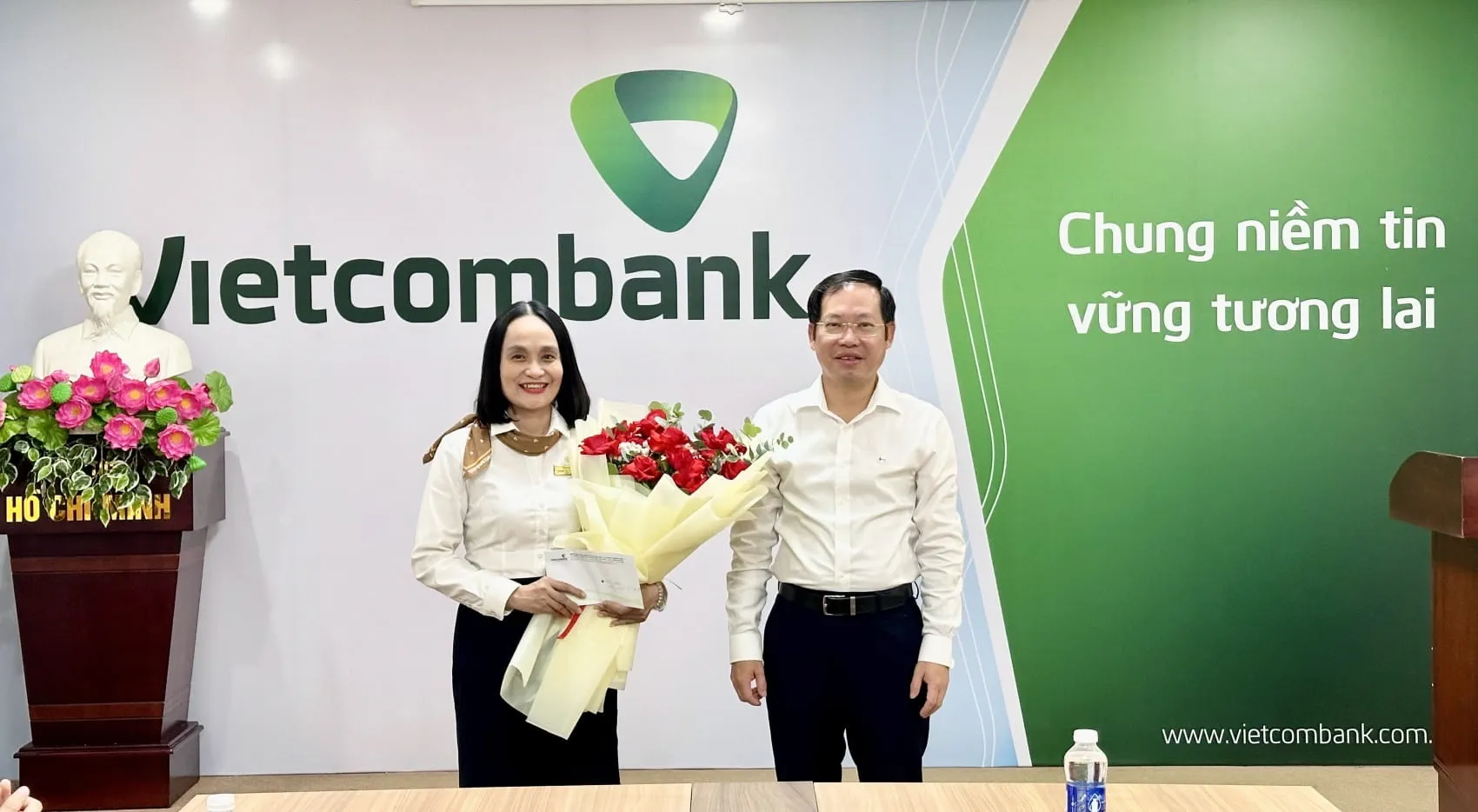 Ông Lê Tấn Lân - Bí thư Chi bộ, Giám đốc Vietcombank Nam Đà Nẵng (bên phải) trao khen thưởng cho Phòng Hành chính nhân sự Ngân quỹ