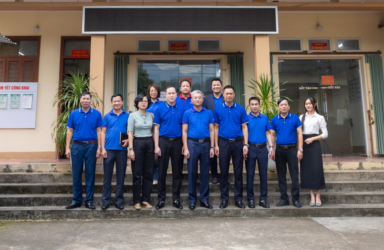 Đoàn công tác Co-opBank chụp ảnh lưu niệm cùng tập thể lãnh đạo và cán bộ QTDND thị trấn Vị Xuyên