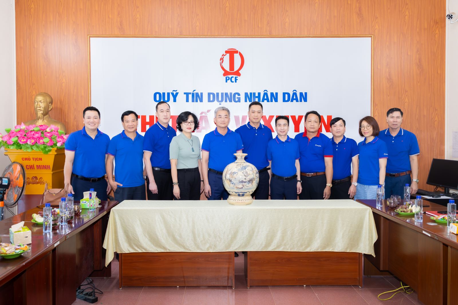 Ông Nguyễn Quốc Cường - Chủ tịch Hội đồng quản trị Co-opBank cùng đoàn công tác trao quà lưu niệm cho QTDND thị trấn Vị Xuyên