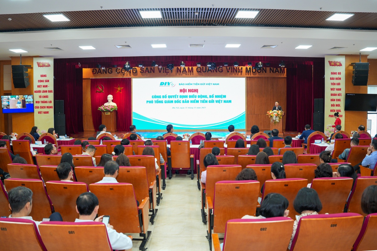 Thay mặt Ban Lãnh đạo NHNN, Phó Thống đốc Nguyễn Ngọc Cảnh trao Quyết định điều động, bổ nhiệm ông Đoàn Mạnh Tú giữ chức vụ Phó Tổng Giám đốc Bảo hiểm tiền gửi Việt Nam