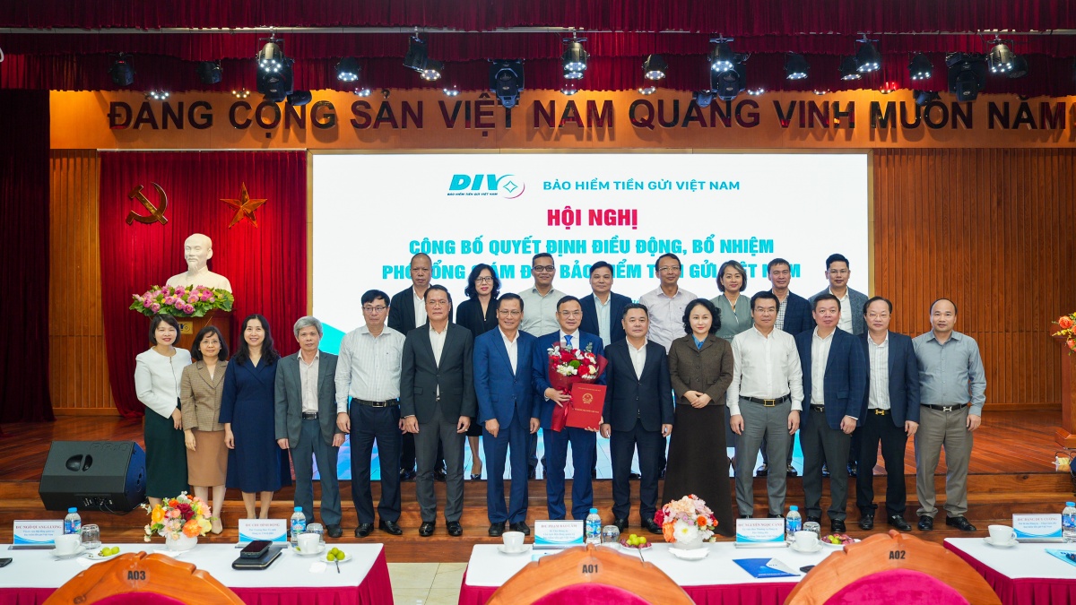 Các đại biểu chụp ảnh cùng tân Phó Tổng giám đốc Bảo hiểm tiền gửi Việt Nam