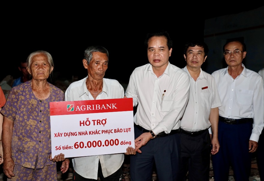 Phó Tổng Giám đốc Agribank Vương Hồng Lĩnh làm việc tại Agribank Chi nhánh Phú Yên kịp thời chỉ đạo khắc phục thiệt hại do bão lũ