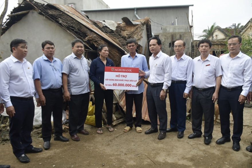 Phó Tổng Giám đốc Agribank Vương Hồng Lĩnh làm việc tại Agribank Chi nhánh Phú Yên kịp thời chỉ đạo khắc phục thiệt hại do bão lũ