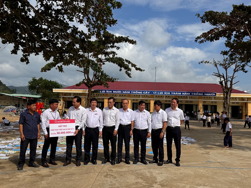 Phó Tổng Giám đốc Vương Hồng Lĩnh trao 50 triệu đồng hỗ trợ Trường Tiểu học Phú Mỡ, xã Phú Mỡ, huyện Đồng Xuân, Phú Yên khắc phục thiệt hại do bão số 13